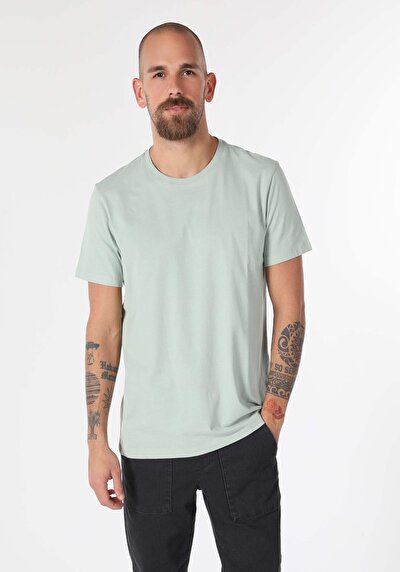 صورة من للرجال تي شيرت بأكمام قصيرة