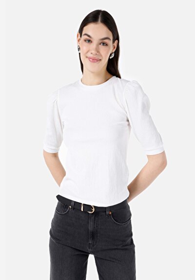 صورة من   رقبة مستديرة نسائي أبيض بأكمام قصيرة تي شيرت