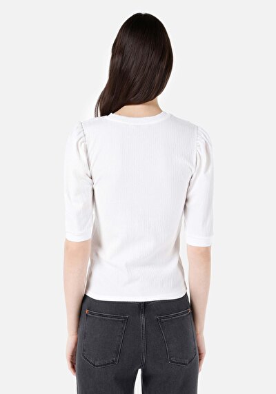 صورة من رقبة مستديرة نسائي أبيض بأكمام قصيرة تي شيرت