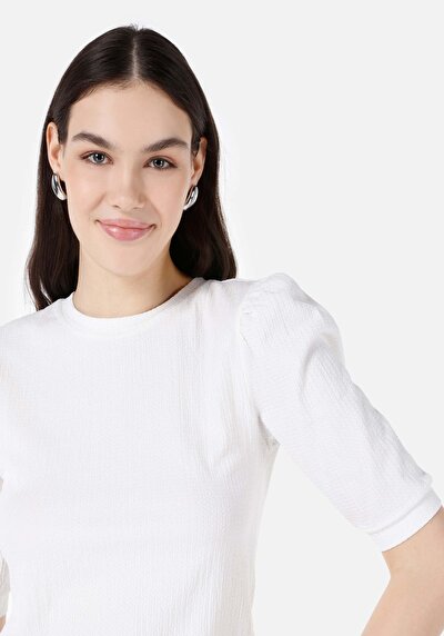 صورة من رقبة مستديرة نسائي أبيض بأكمام قصيرة تي شيرت