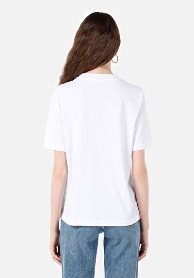 صورة من رقبة مستديرة مستقيم نسائي أبيض بأكمام قصيرة تي شيرت