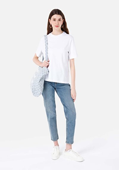 صورة من رقبة مستديرة مستقيم نسائي أبيض بأكمام قصيرة تي شيرت