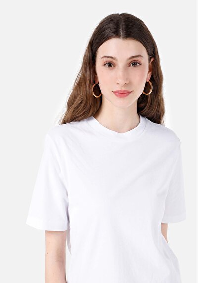 صورة من رقبة مستديرة مستقيم نسائي أبيض بأكمام قصيرة تي شيرت