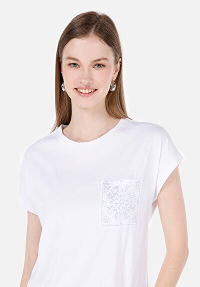 صورة من أبيض للنساء تي شيرت بأكمام قصيرة