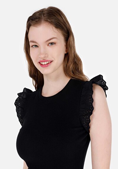 صورة من فستان نسائي أسود بأكمام قصيرة نحيف