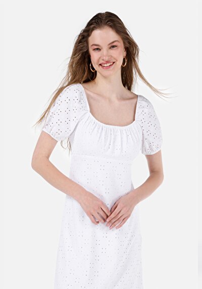 صورة من مستقيم فستان نسائي أبيض بأكمام قصيرة