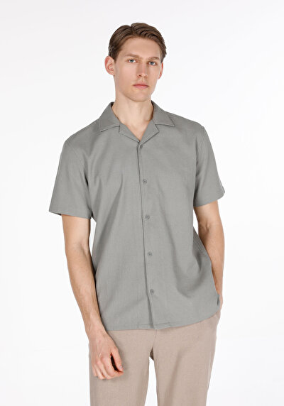 صورة من كاكي للرجال قميص  كم قصير