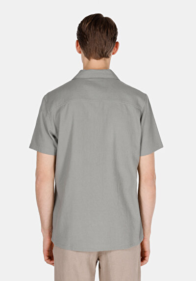 صورة من كاكي للرجال قميص كم قصير