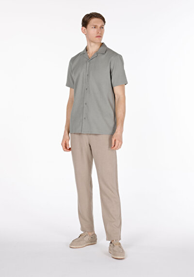 صورة من كاكي للرجال قميص كم قصير