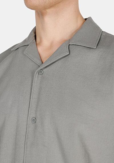 صورة من كاكي للرجال قميص كم قصير