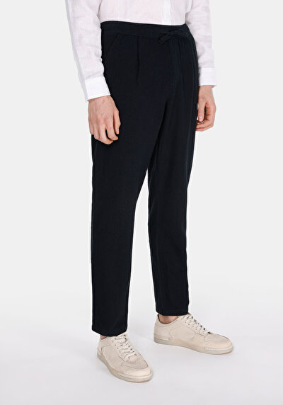 صورة من أسود للرجال بناطيل