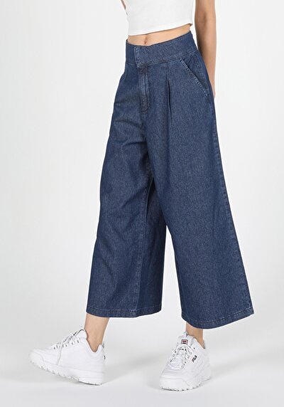 صورة من دينيم للنساء بناطيل