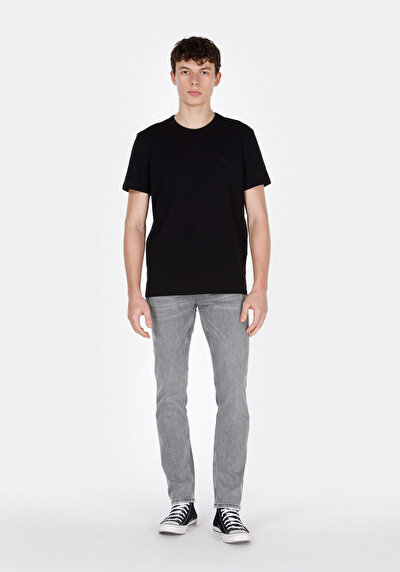 صورة من جينز أسود رجالي مستقيم