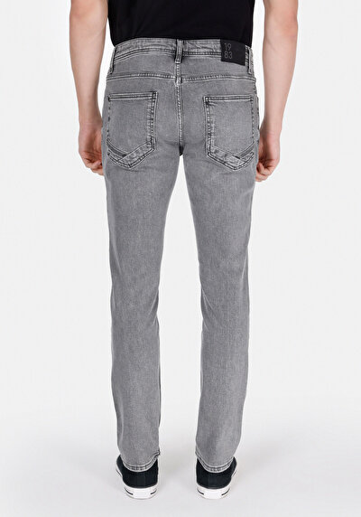 صورة من جينز أسود رجالي مستقيم