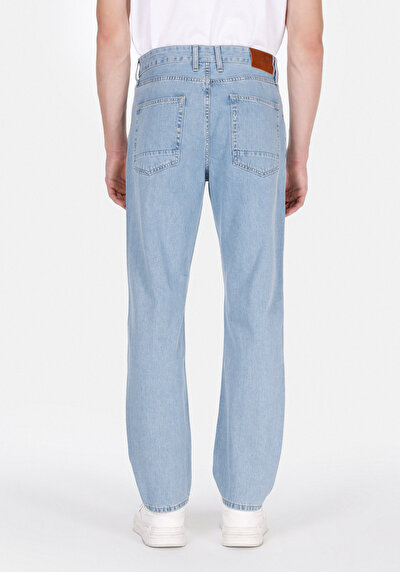 صورة من جينز نيلي رجالي فضفاض مستقيم