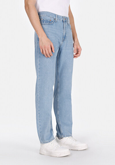 صورة من جينز نيلي رجالي فضفاض مستقيم