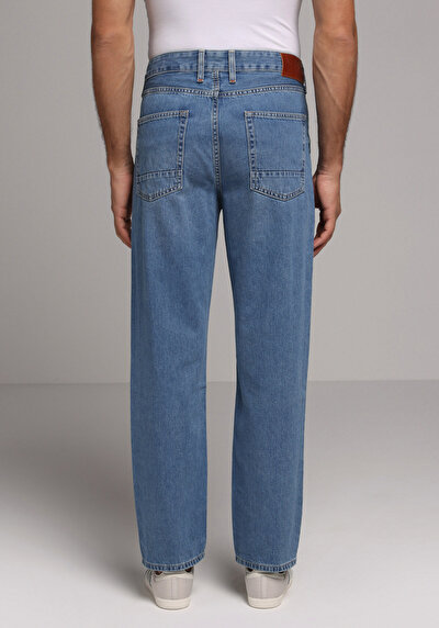 صورة من جينز نيلي رجالي فضفاض مستقيم