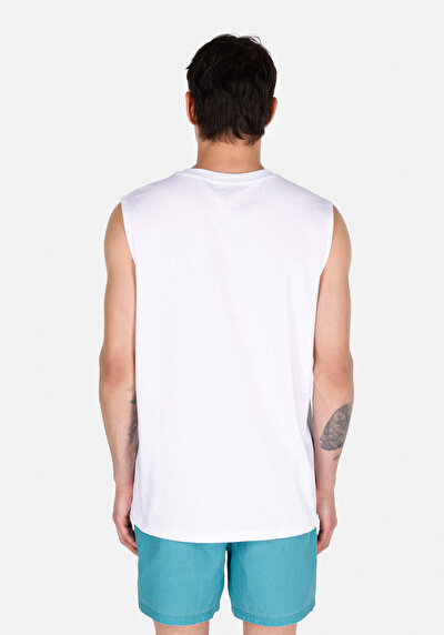 صورة من ملابس عادية للرجال بلوزة بيضاء