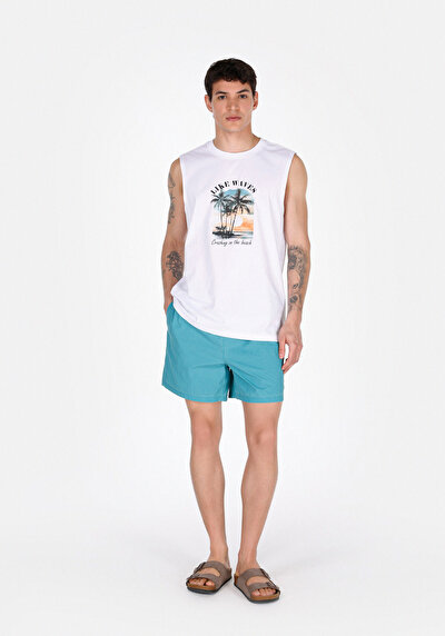 صورة من ملابس عادية للرجال بلوزة بيضاء