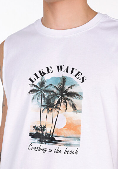 صورة من ملابس عادية للرجال بلوزة بيضاء