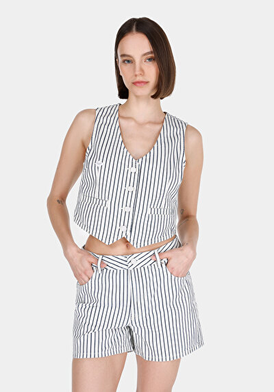 صورة من سترة جينز نسائية سليمة