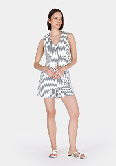 صورة من سترة جينز نسائية سليمة