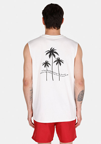 صورة من ملابس عادية للرجال بلوزة بيضاء