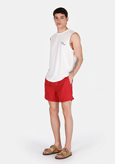 صورة من ملابس عادية للرجال بلوزة بيضاء