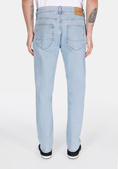 صورة من أزرق للرجال بناطيل