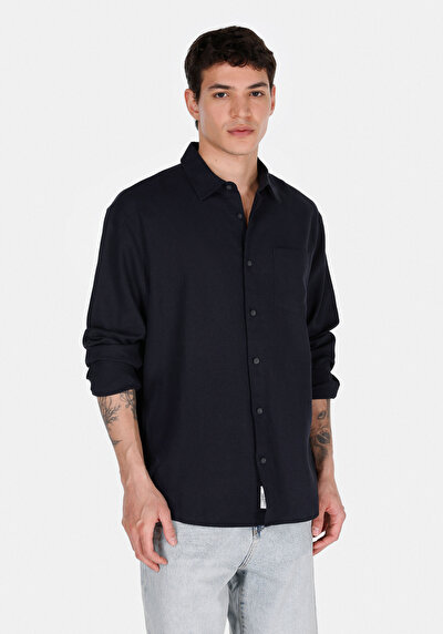 صورة من أزرق بحري للرجال قميص  كم طويل