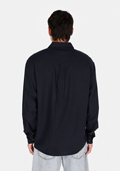 صورة من أزرق بحري للرجال قميص كم طويل