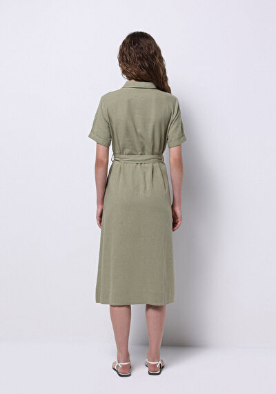 صورة من فستان أخضر نسائي عادي