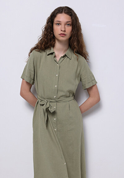 صورة من فستان أخضر نسائي عادي