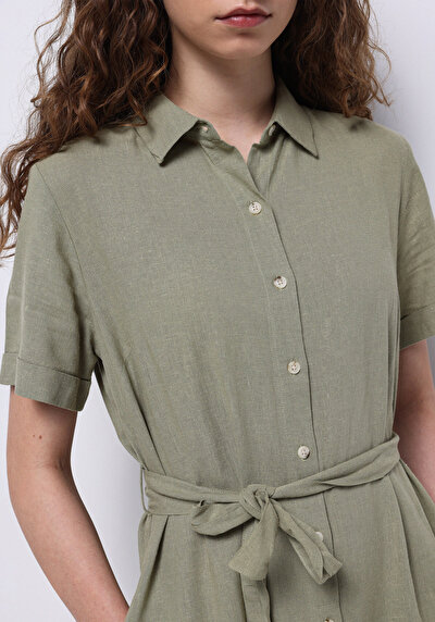 صورة من فستان أخضر نسائي عادي