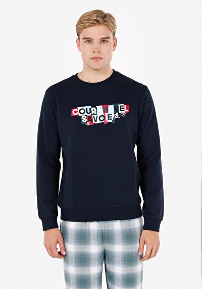 صورة من سويت شيرت رجالي باللون الأزرق الداكن عادي