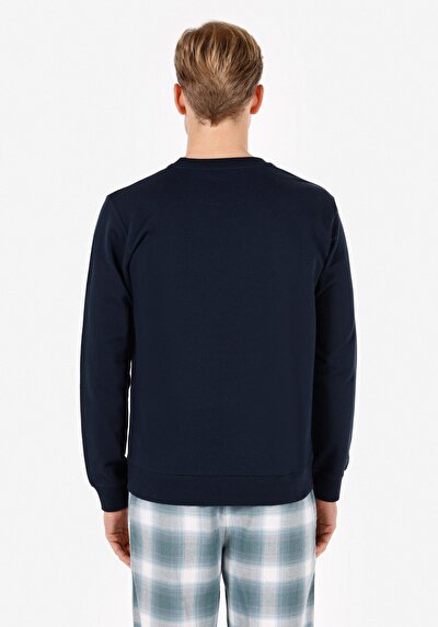 صورة من سويت شيرت رجالي باللون الأزرق الداكن عادي