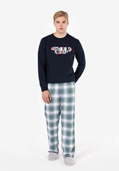 صورة من سويت شيرت رجالي باللون الأزرق الداكن عادي