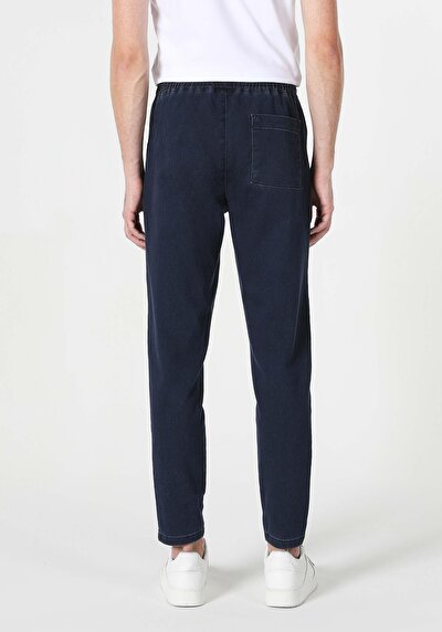 صورة من أزرق بحري للرجال بناطيل