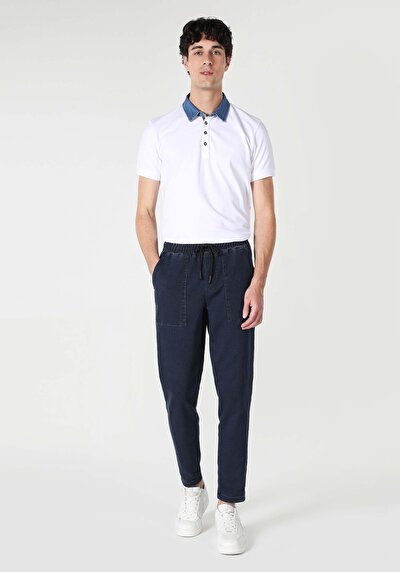 صورة من أزرق بحري للرجال بناطيل