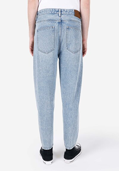 صورة من دينيم للرجال بناطيل