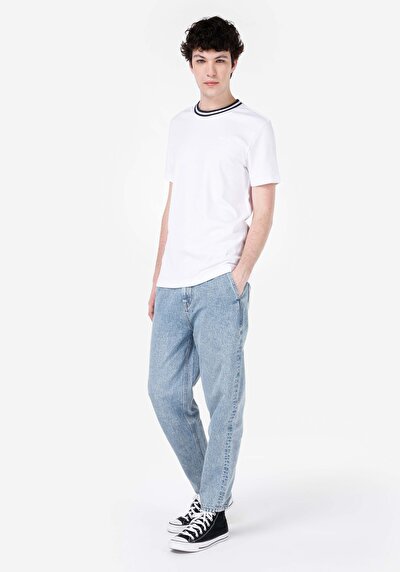 صورة من دينيم للرجال بناطيل