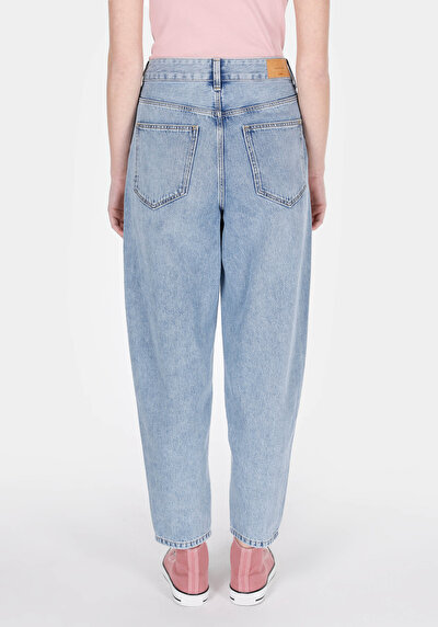 صورة من جينز نيلي نسائي Barrel Fit