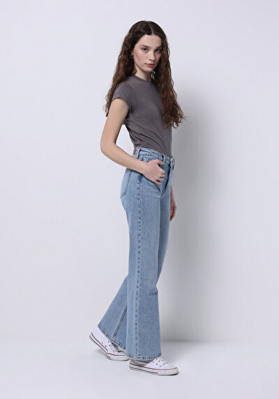 صورة من خصر عالي ساق واسعة نسائي نيلي جينز