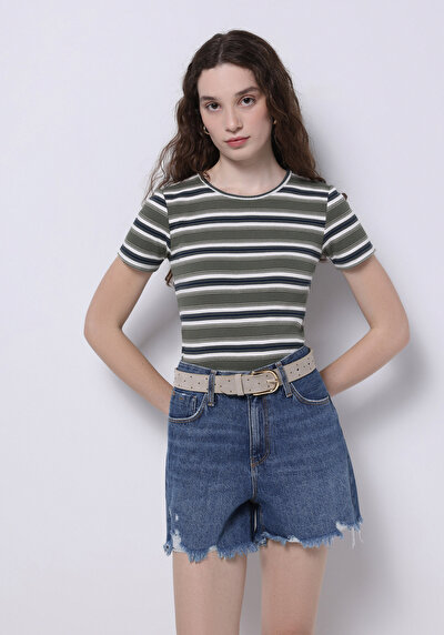 صورة من تي شيرت نسائي أخضر قصير بأكمام قصيرة طوق دائري مخطط نسائي