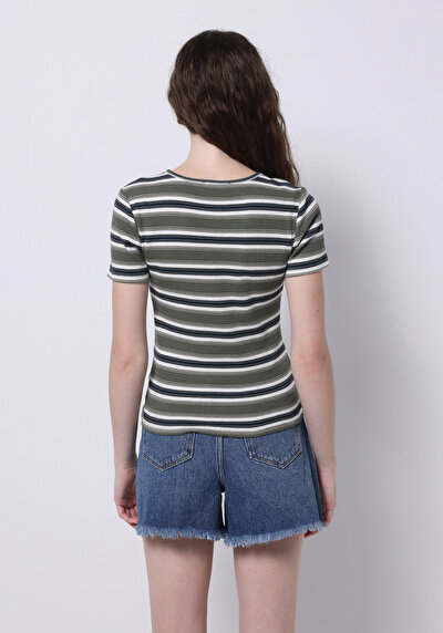 صورة من تي شيرت نسائي أخضر قصير بأكمام قصيرة طوق دائري مخطط نسائي