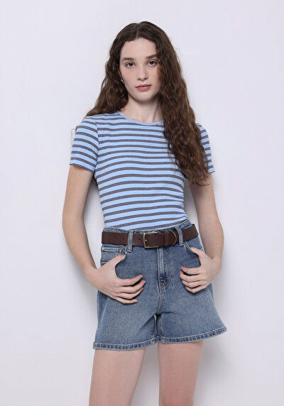 صورة من تي شيرت نسيم بياقة مستديرة مخطط نسائي أزرق بأكمام قصيرة