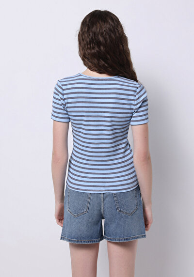 صورة من تي شيرت نسيم بياقة مستديرة مخطط نسائي أزرق بأكمام قصيرة