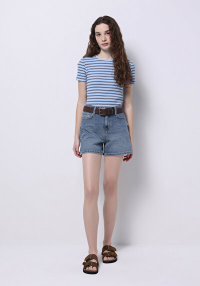 صورة من تي شيرت نسيم بياقة مستديرة مخطط نسائي أزرق بأكمام قصيرة