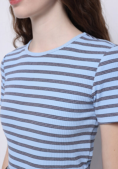 صورة من تي شيرت نسيم بياقة مستديرة مخطط نسائي أزرق بأكمام قصيرة