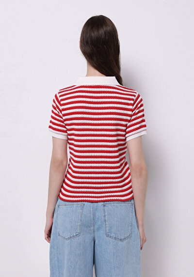 صورة من نحيف ياقة بولو مخطط نسائي أحمر كم قصير تي شيرت